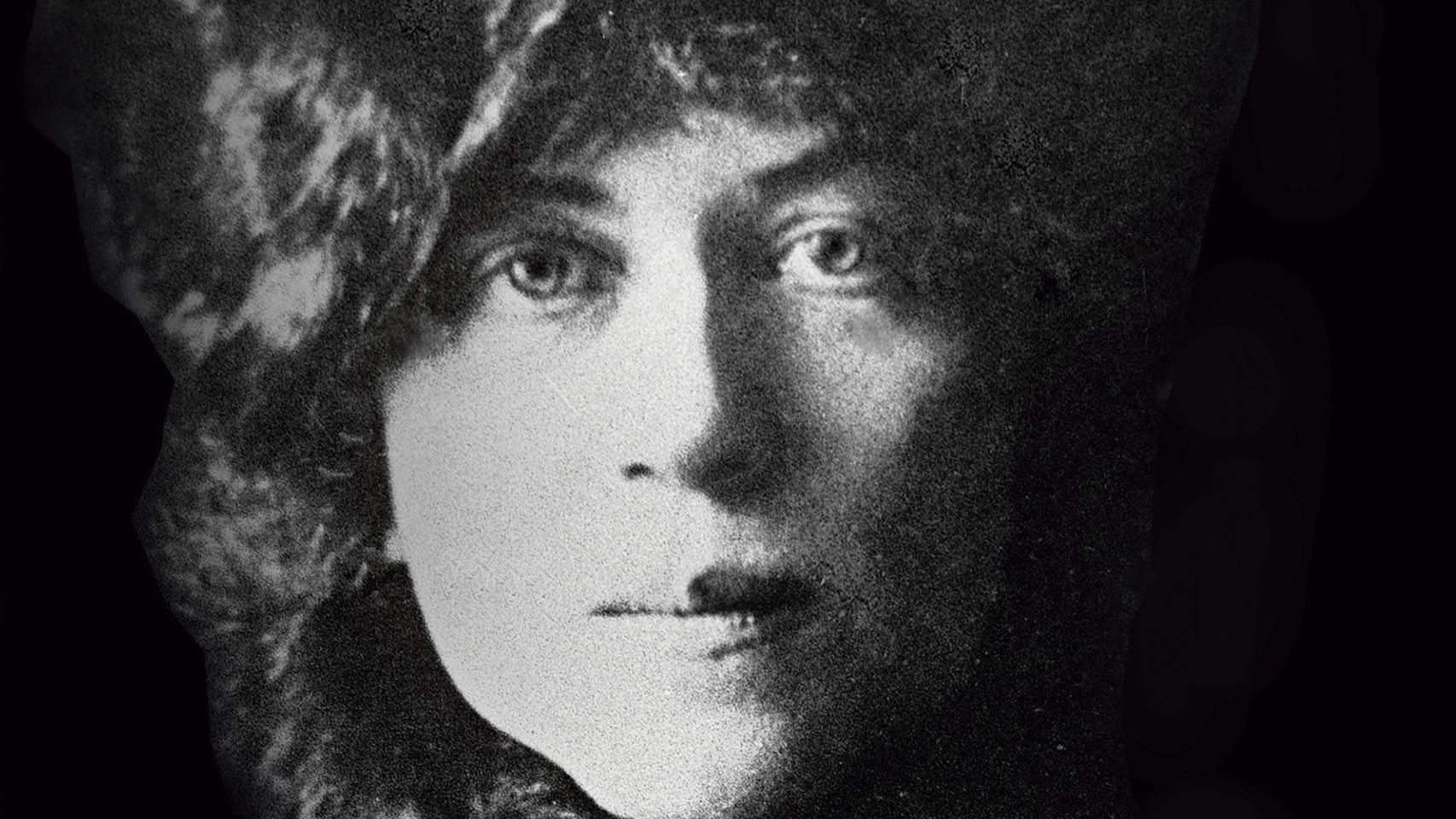 Alexandra Kolontái, en la foto de portada de la biografía de Carrère d'Encausse editada por Crítica