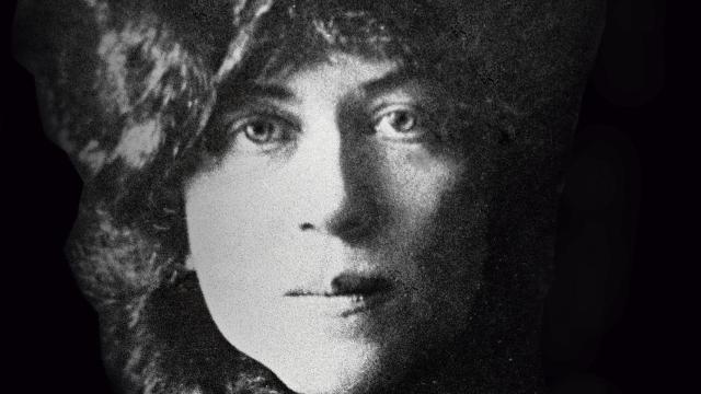 Alexandra Kolontái, en la foto de portada de la biografía de Carrère d'Encausse editada por Crítica