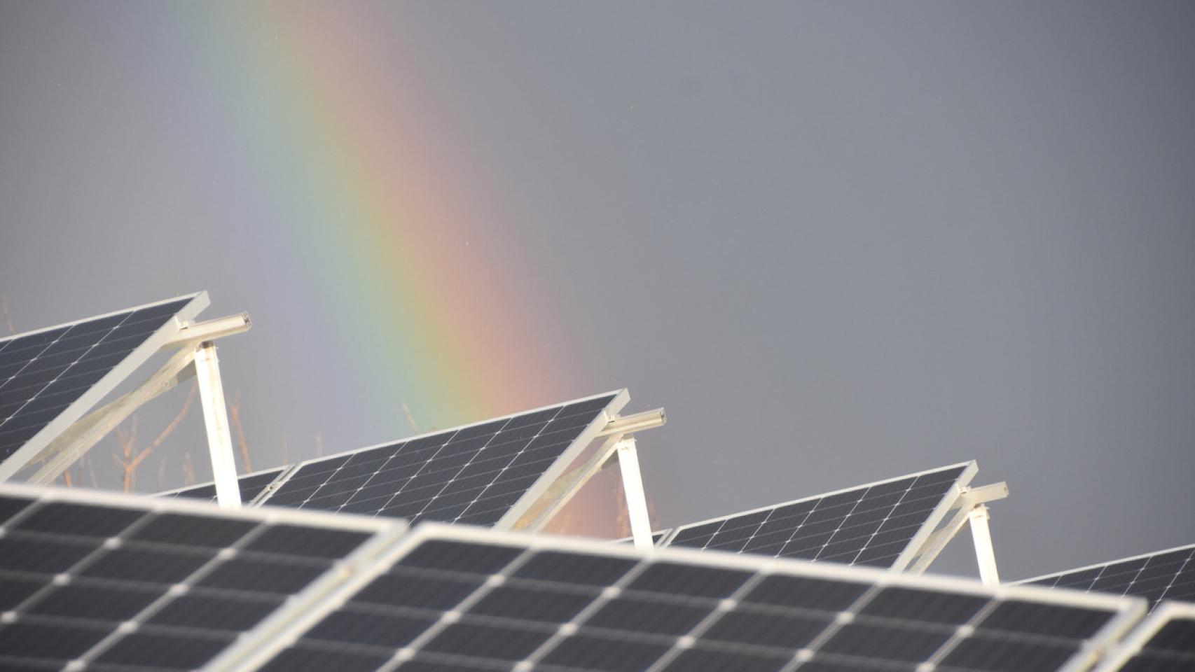El ingenioso dispositivo que transforma el agua de lluvia de los tejados en energía
