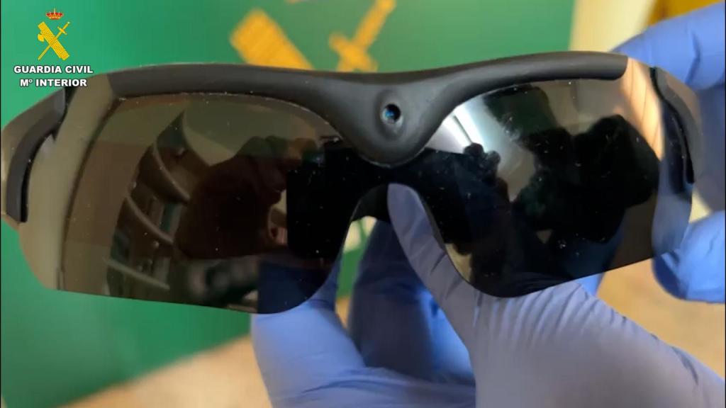 Al detenido se le requisaron 4 teléfonos móviles y unas gafas de sol con cámara integrada.