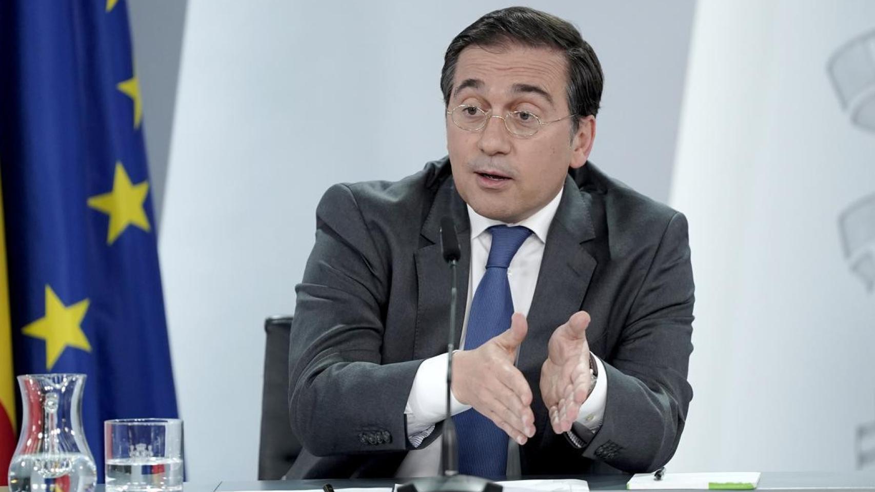 El ministro de Exteriores, José Manuel Albares, atiende a los medios de comunicación.