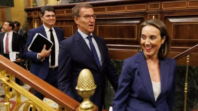 Alberto Núñez Feijóo, entre Cuca Gamarra y Carlos Rojas, a su entrada al Congreso.