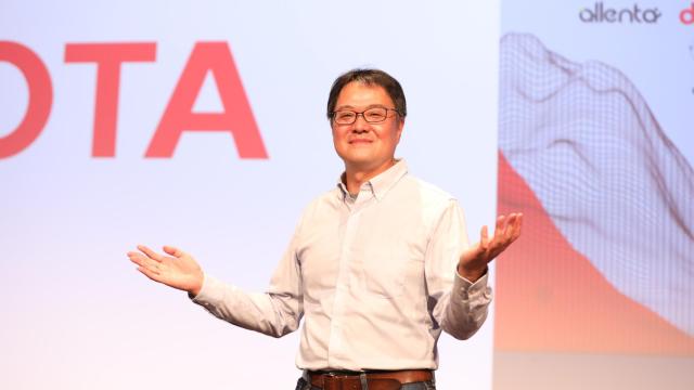 Hiroshi Abe, investigador de Toyota, durante su presentación en Riga.