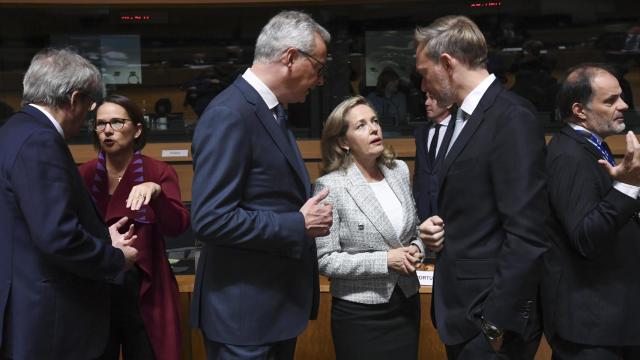 La vicepresidenta Nadia Calviño conversa con el alemán Christian Lindner en presencia del francés Bruno Le Maire