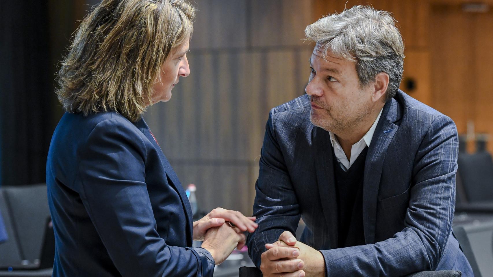 La vicepresidenta Teresa Ribera conversa con el ministro alemán de Economía y Acción Climática, Robert Habeck, durante la reunión de este martes en Luxemburgo