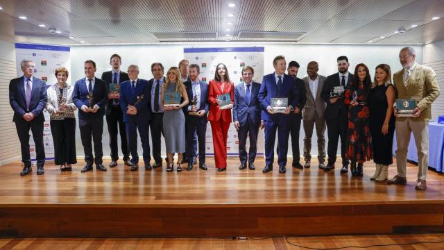 María Senovilla, en el centro de la imagen, junto al alcalde de Madrid, José Luis Martínez-Almeida (d) y el periodista Pablo Motos (i).