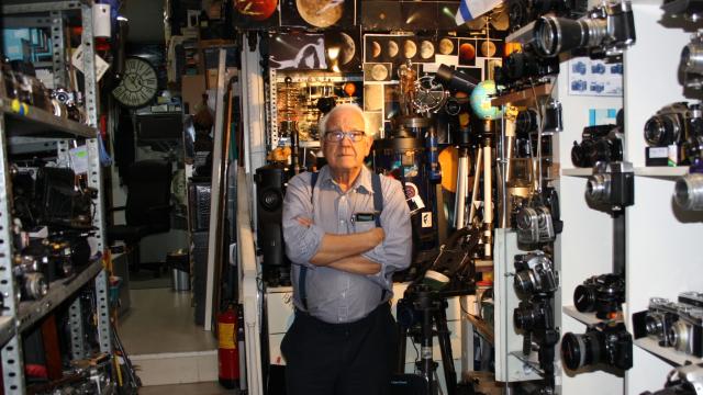 Antonio del Solar en su tienda de fotografía.