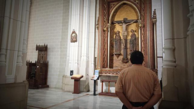 Un feligrés en una iglesia de Madrid.