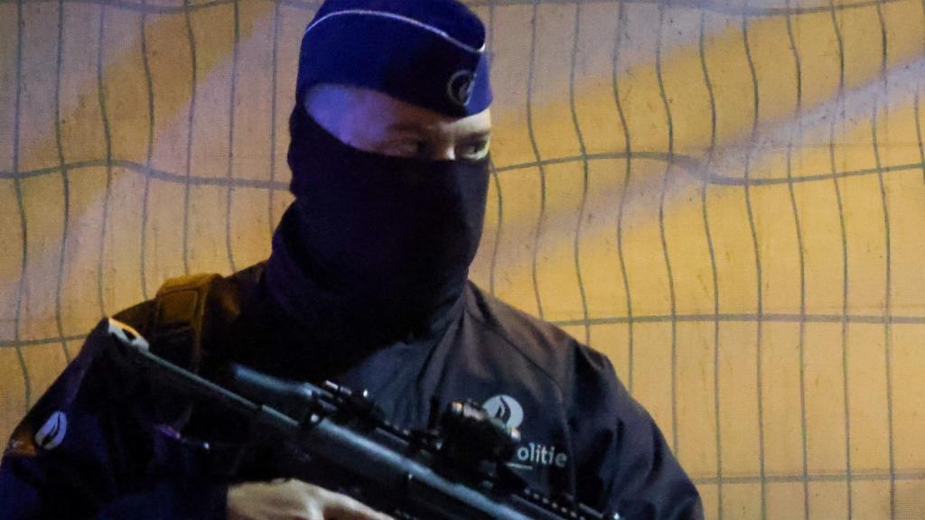 Un policía belga haciendo guardia tras el atentado cometido este lunes por la tarde en Bruselas.