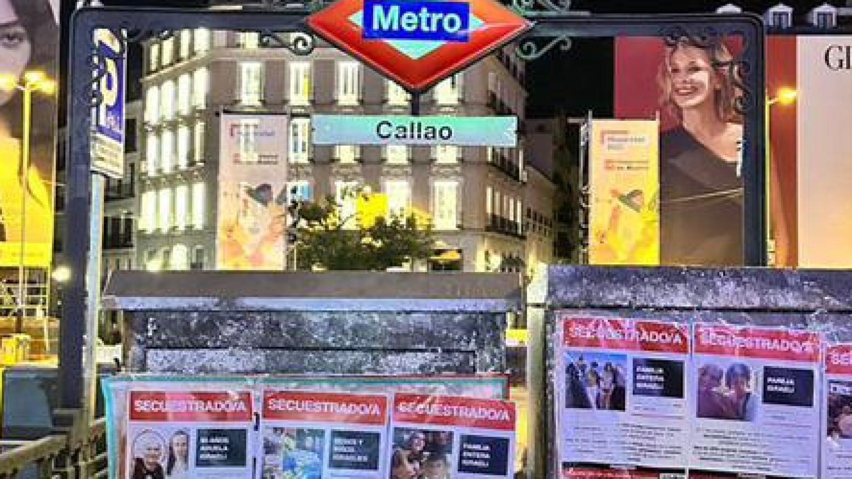 Decenas de carteles con las fotos de los secuestrados por Hamás cubren la saluda del metro de Callao en Madrid.