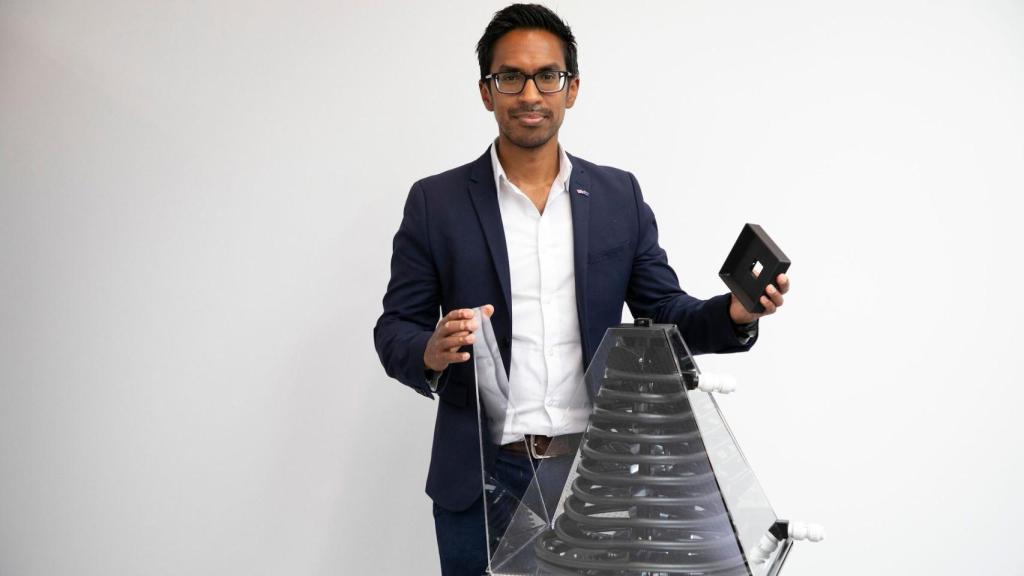 Faisal Ghani con el SolarisKit S400
