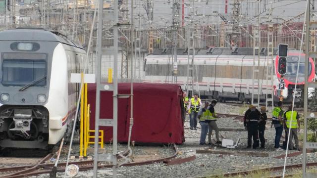 La policía, bomberos y la UME despliegan el dispositivos para sacar el cadáver de Álvaro Prieto entre dos trenes cerca de la estación de Santa Justa.