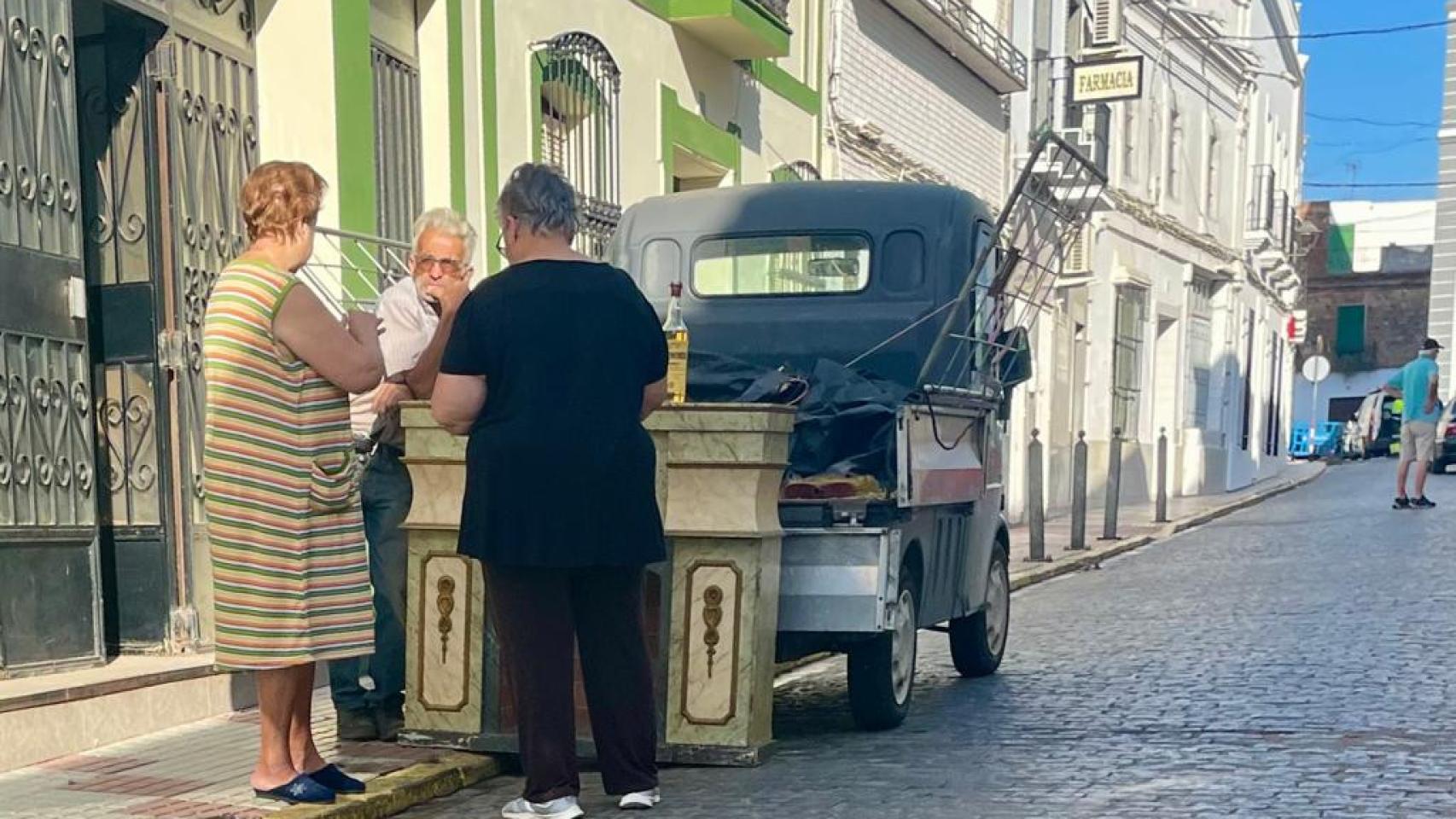 Imagen de unos vecinos en el pueblo el pasado jueves 12 de octubre.