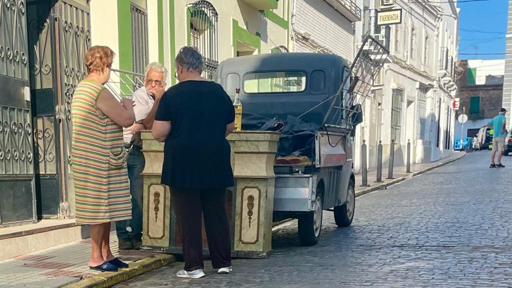 Imagen de unos vecinos en el pueblo el pasado jueves 12 de octubre.