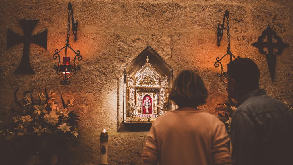 La Cruz de Caravaca es una reliquia del Lignum Crucis, conservada en un relicario de doble brazo en la Basílica - Santuario de la Vera Cruz.