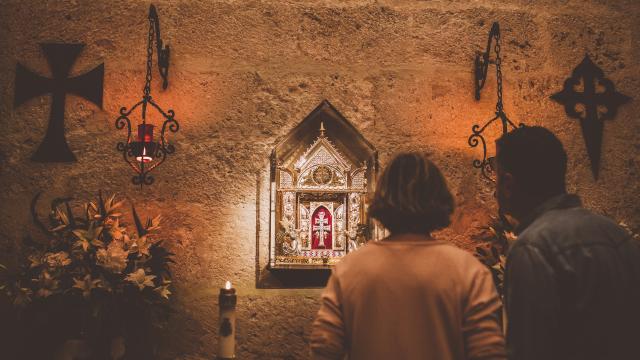 La Cruz de Caravaca es una reliquia del Lignum Crucis, conservada en un relicario de doble brazo en la Basílica - Santuario de la Vera Cruz.