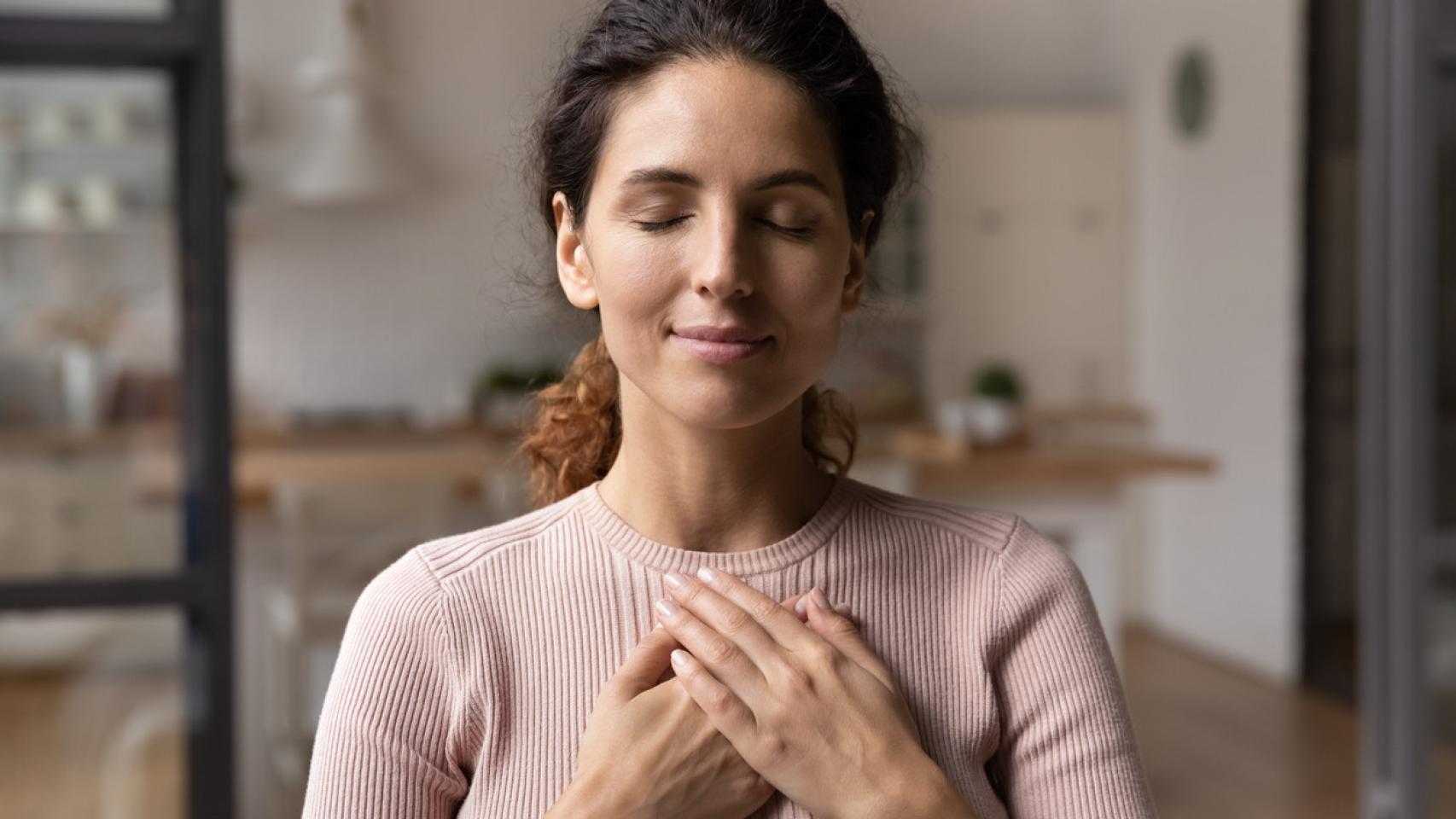 Mujer meditando.