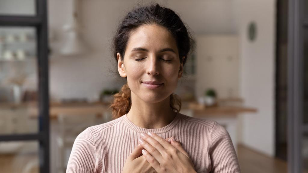Mujer meditando.