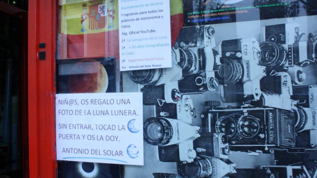 Cartel para que los niños recojan su fotografía de la luna.