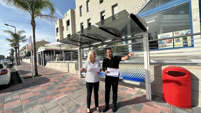 La concejala Beatriz Pérez-Hickman y el alcalde Bernabé Cano en una parada de La Nucía.