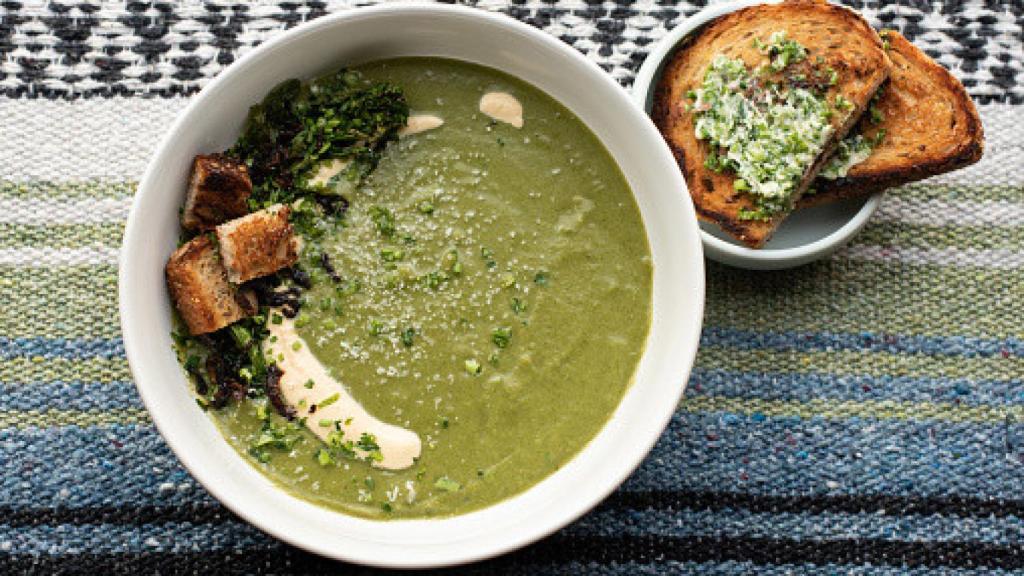 Sopa de brócoli y queso cheddar