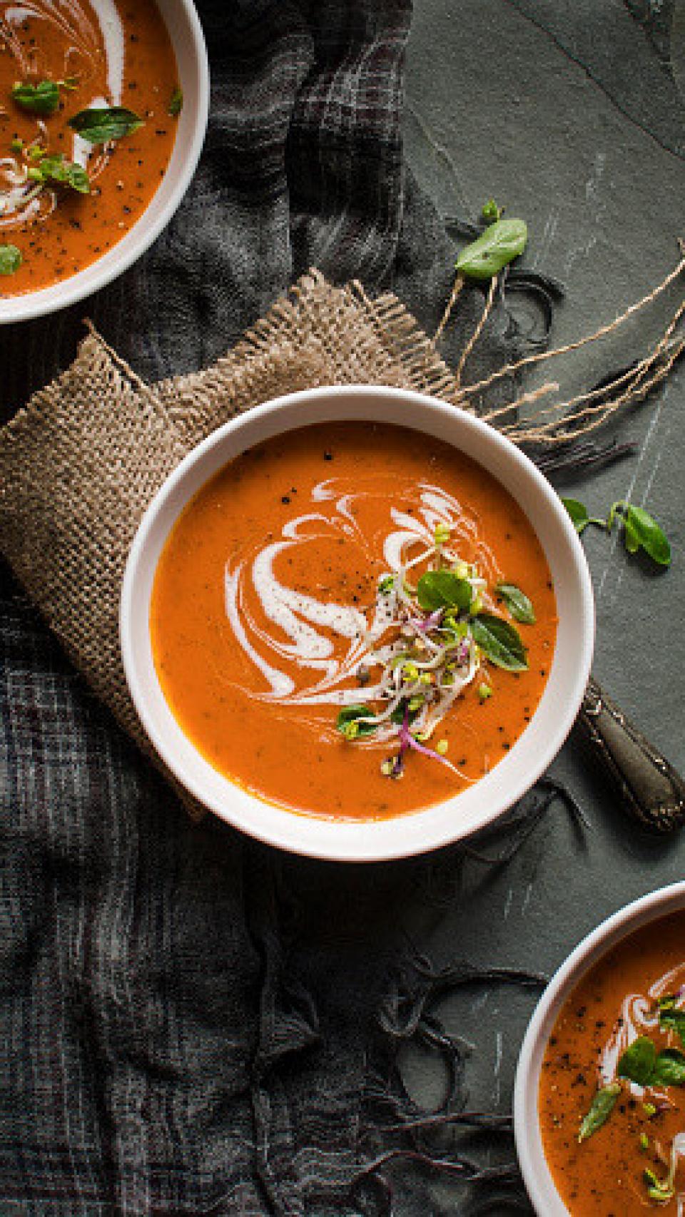 Crema otoñal de tomate y queso  - 6 dientes de ajo
