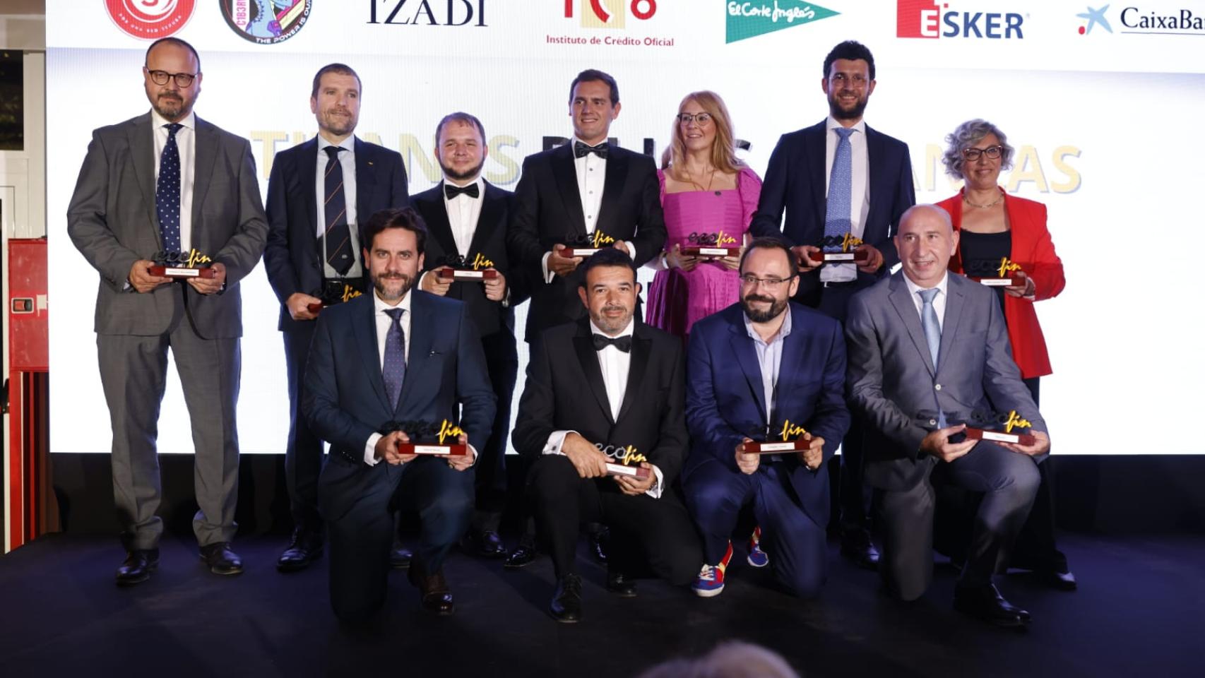 Foto de familia de los galardonados con los premios Titanes de las Finanzas, de Foro Ecofin.