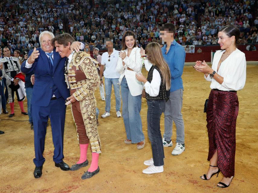 El emotivo momento en que Manuel Díaz se abraza a su padre en su gran despedida, ante la atenta mirada de su familia.
