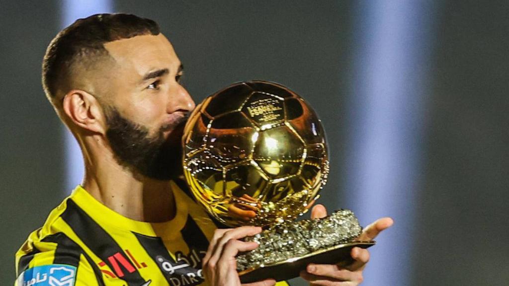 Benzema, con el Balón de Oro en su presentación con el Al Ittihad