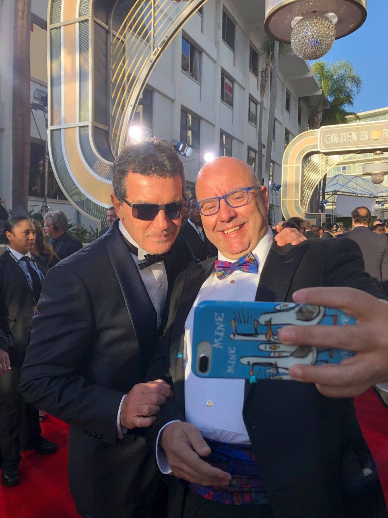 Raúl García, haciéndose un 'selfie' con el actor Antonio Banderas.