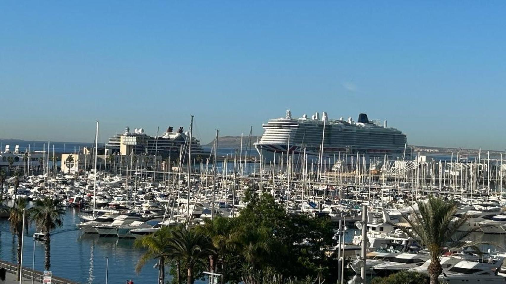 Los dos cruceros que coincidieron este mes de agosto en el puerto de Alicante.