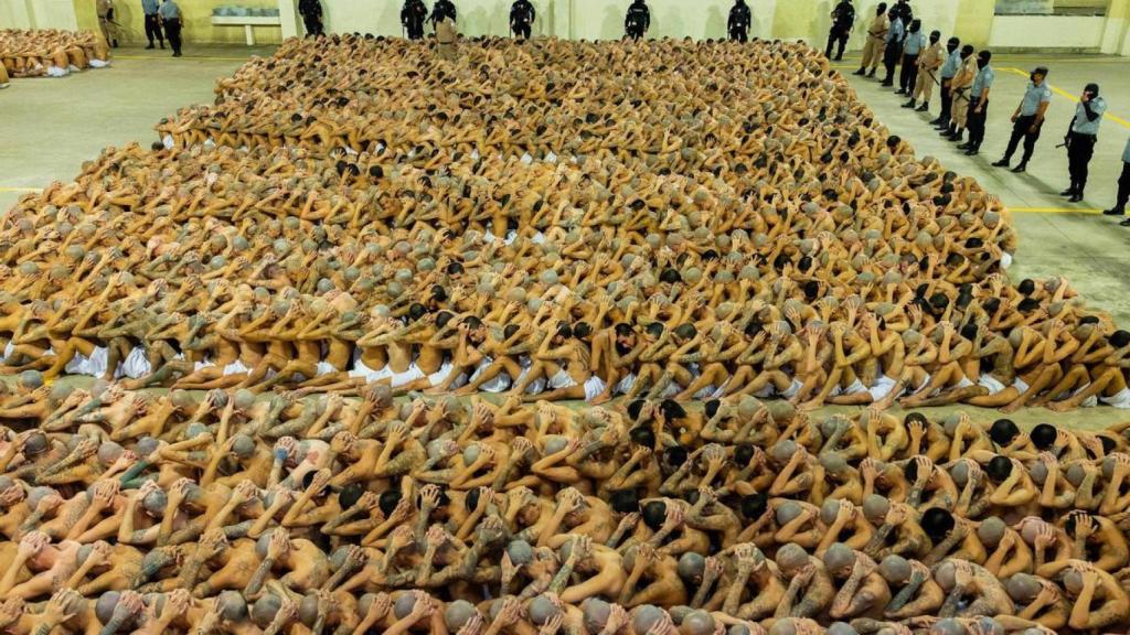 Imágenes del Centro de Confinamiento del Terrorismo de El Salvador.