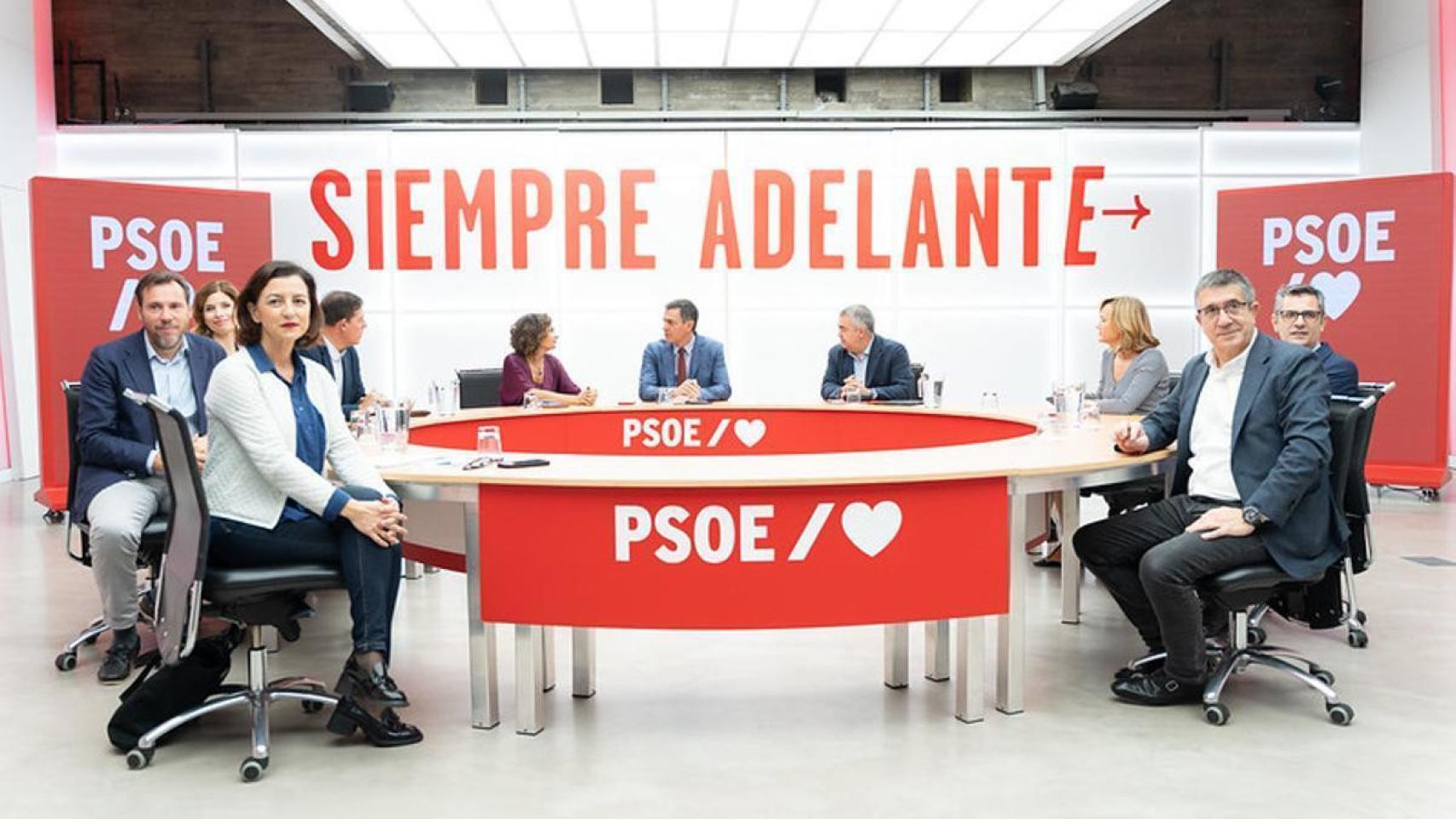 La comisión del PSOE, con Pedro Sánchez en el centro. De izquierda a derecha, Eva Granados, Óscar Puente, Hana Jalloul, José Ramón Gómez Besteiro, María Jesús Montero, Santos Cerdán, Pilar Alegría, Félix Bolaños y Patxi López.