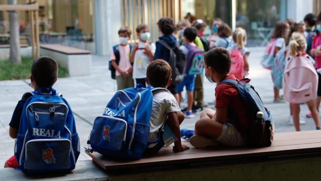 Un grupo de niños en el colegio.