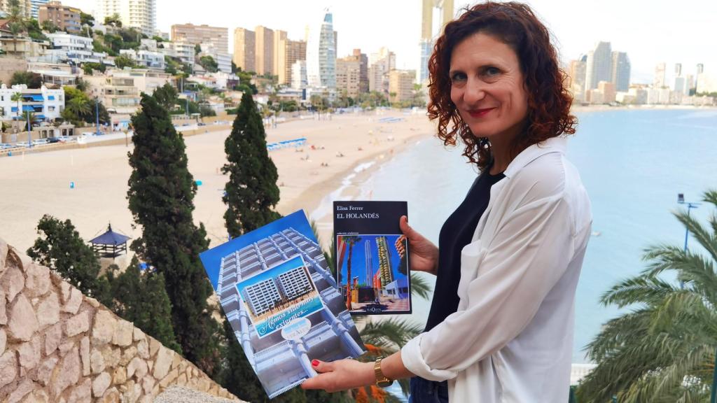 Elisa Ferrer muestra el folleto original con el que se promocionaron las viviendas y su novela.