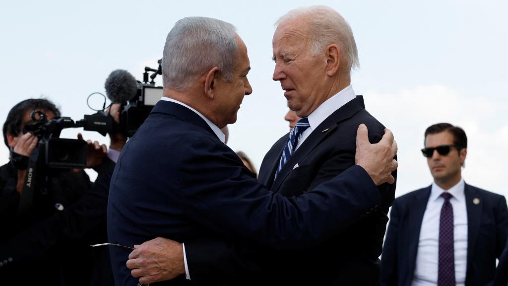 Netanyahu y Biden se funden en un abrazo nada más encontrarse en Tel Aviv.