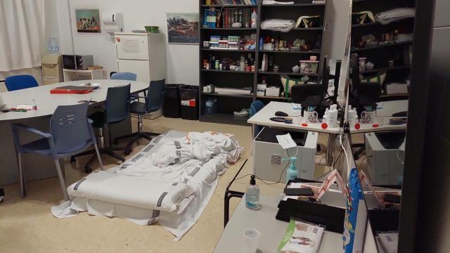 Estado de una de las camas utilizadas en las guardias para el descanso de los sanitarios