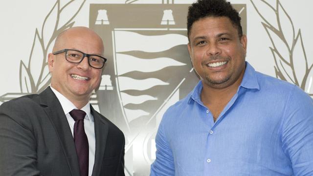 Matthieu Fenaert junto a Ronaldo Nazario