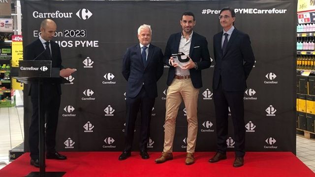 Entrega del premio a Chocolates Trapa por parte de Carrefour