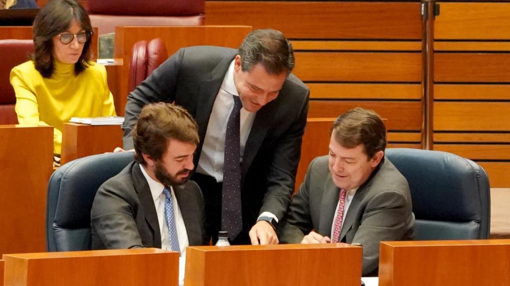 El vicepresidente de la Junta, Juan García-Gallardo, el portavoz del Grupo Popular, Raúl de la Hoz, y el presidente de la Junta, Alfonso Fernández Mañueco, en el pleno de las Cortes de este miércoles.