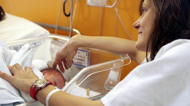 Un bebé recién nacido en el hospital de León