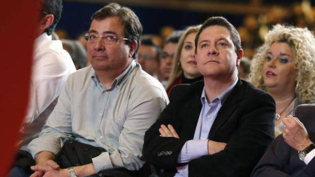 El expresidente de Extremadura Fernández Vara y el presidente de Castilla-La Mancha, García-Page, en un mitin.