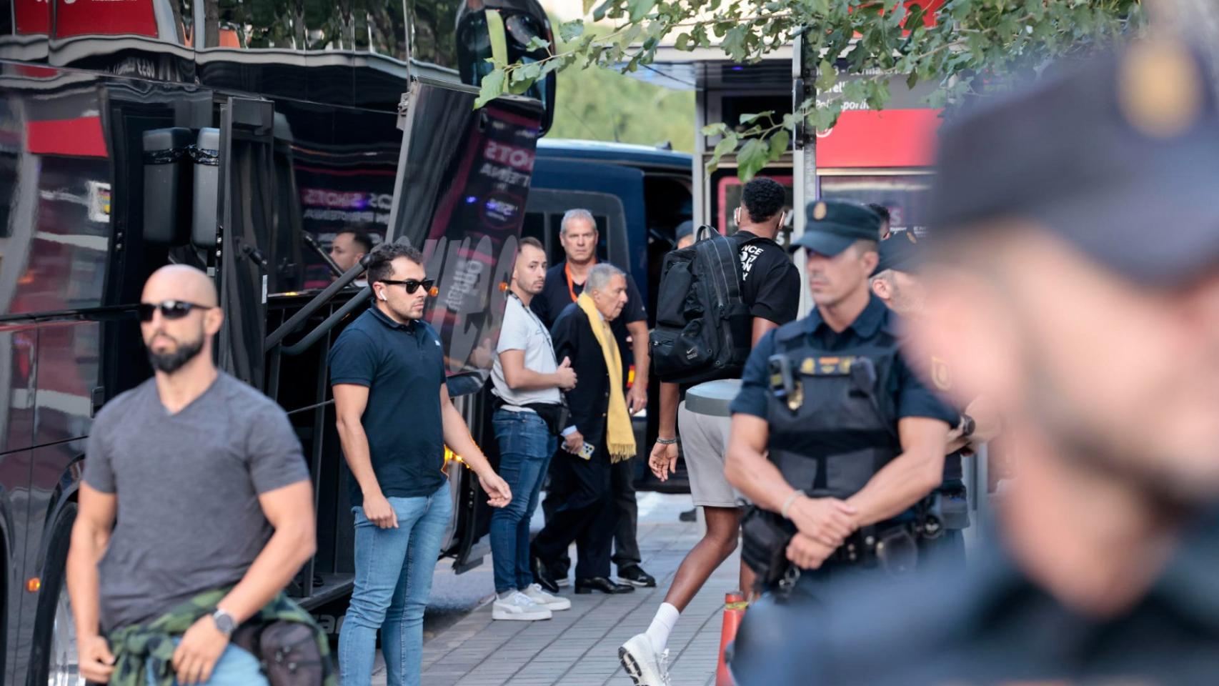 Despliegue policial junto al estadio de la Fonteta para el partido contra el Maccabi.