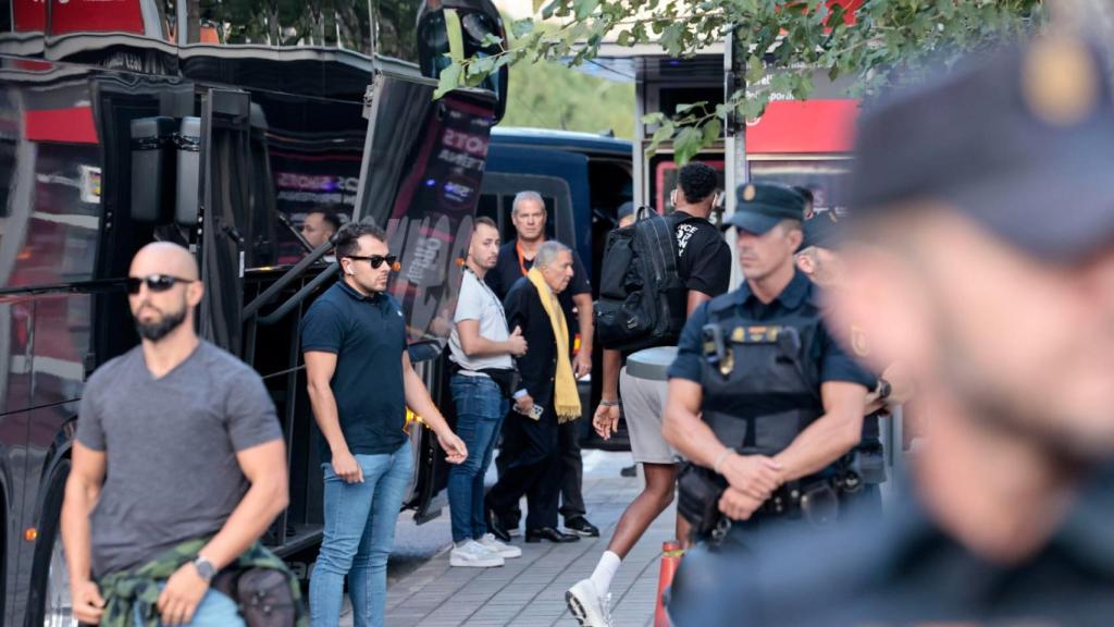Despliegue policial junto al estadio de la Fonteta para el partido contra el Maccabi.