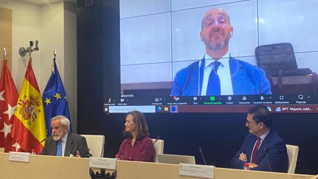 De izquierda a derecha, Nicolás Pérez-Serrano, Roberta Poza, Alberto Dorrego; en la pantalla, Ignacio Ulloa.