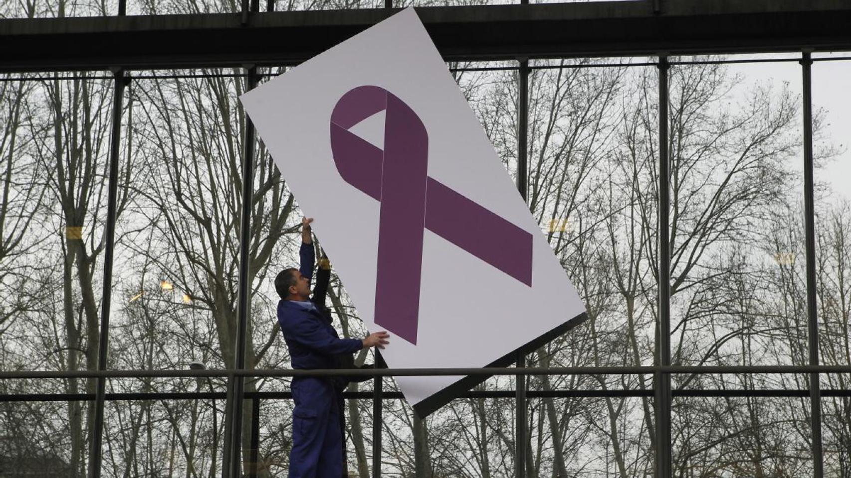 Imagen de archivo de la colocación de un lazo morado en un ministerio, símbolo del Día contra la Violencia de Género.