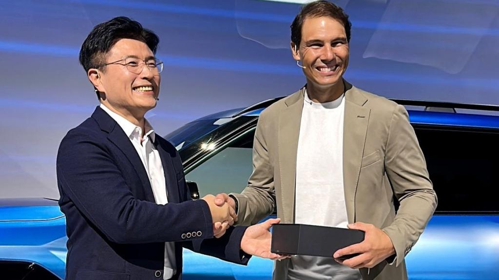 Un momento de la entrega del Kia EV9 a Rafa Nadal.