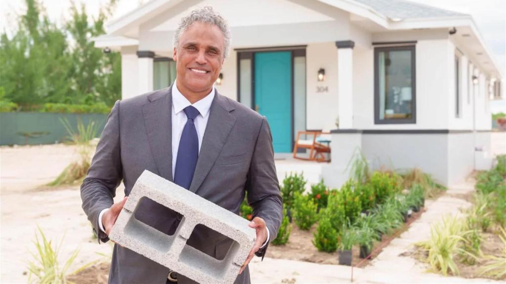 Rick Fox con uno de los ladrillos de Partanna
