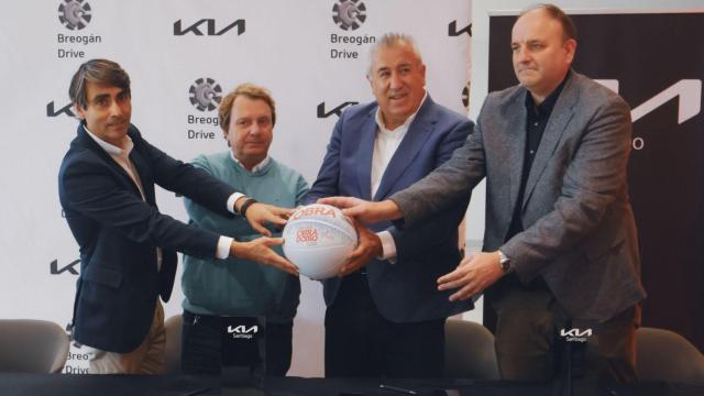 Alejandro Sánchez, gerente de Kia Breogán Drive; Rafael Silva, miembro del consejo de administración del Monbus Obradoiro; José Ramón Ferreiro, director general de Grupo Breogán y Eduardo Pascual, director deportivo del Monbus Obraoidoiro.