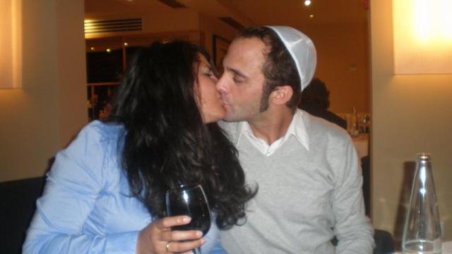 El vasco asesinado, Iván, y su mujer, Dafna, también desaparecida, durante una fiesta en 2019.